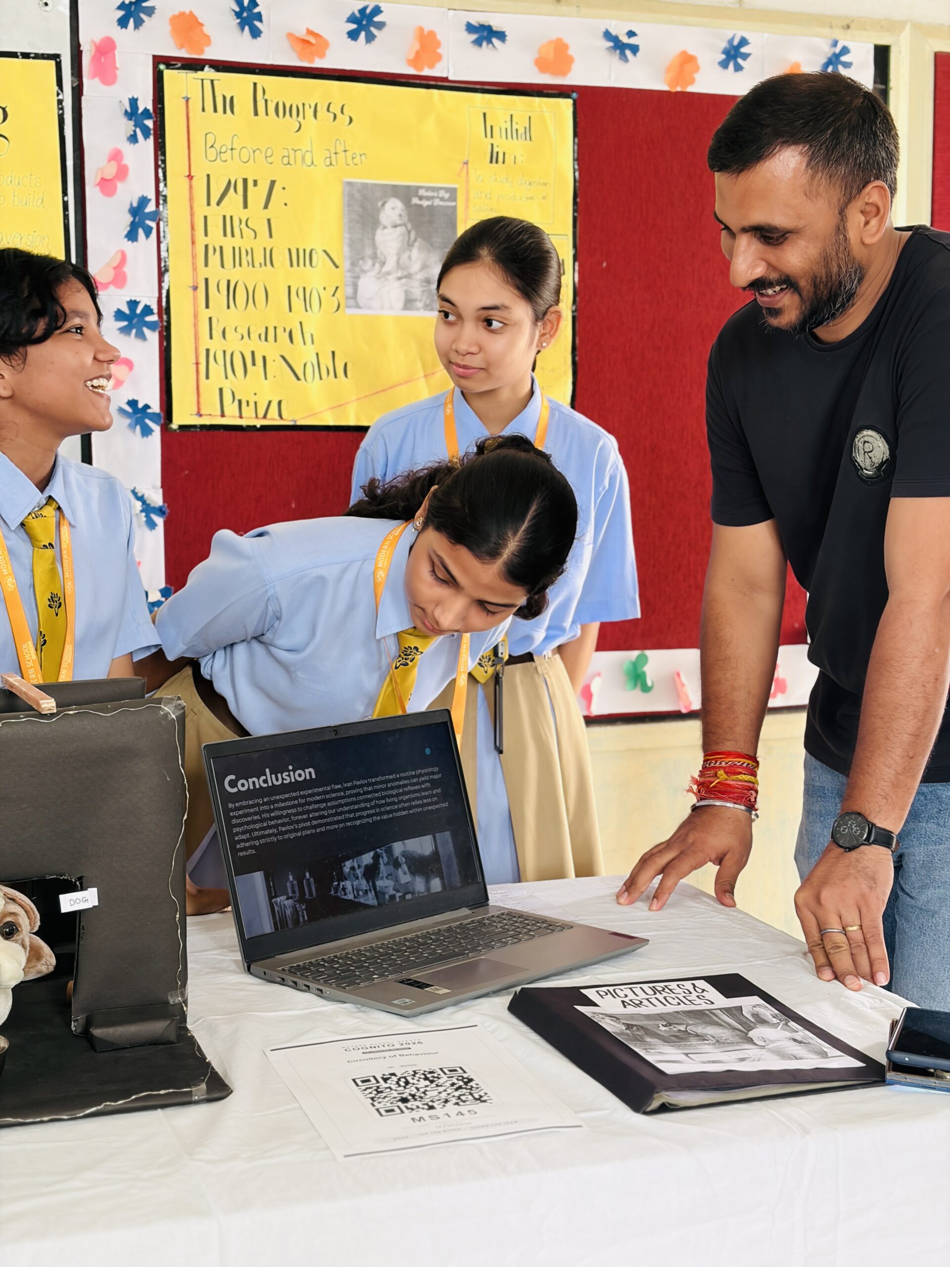 Student presenting a project to a visitor at Cognito 2026